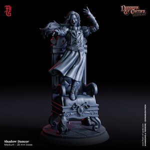 Peut inclure: Une miniature peinte en gris d'une figurine aux longs cheveux et à la robe flottante, assise sur un trône avec un chat à la base. La figurine lève les mains en signe de peur ou de surprise. La miniature est intitulée "Shadow Dancer" et fait partie du "Dungeons & Terrors Expansion Pack".