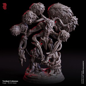 Op de afbeelding: Een gedetailleerd miniatuur van een Verdorde Colossus, een boomvormig wezen met meerdere ledematen en bladerrijke takken. Het miniatuur is geschilderd in tinten bruin en grijs en staat op een 75 mm basis. De tekst "Verdant Colossus" en "Huge - 75 mm base" is zichtbaar onderaan de afbeelding.
