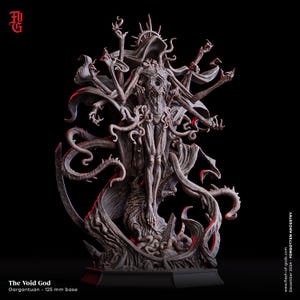 Könnte beinhalten: Detaillierte Skulptur von "The Void God" mit mehreren Armen und Tentakeln, die einen Kapuzenmantel trägt. Die Figur hat ein zentrales augenähnliches Merkmal und ist auf einer 12,5 cm Basis montiert. Die Skulptur ist in Grautönen mit roten Akzenten auf schwarzem Hintergrund gehalten.