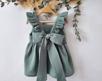 Salie bloemenmeisje jurk, lente baby meisjes boho jurk, rustieke bloem baby meisje jurkje, peuter mint schort, biologische boho jurk babymeisjes.