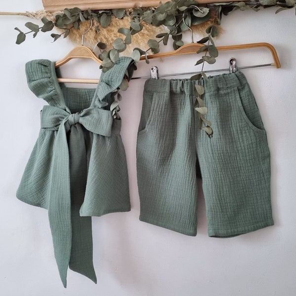 Salie bloemenmeisje jurk, lente baby jongen boho broek, salie groene klassieke broek voor jongens, peuter mint broek, biologische rustieke jurk babymeisjes.