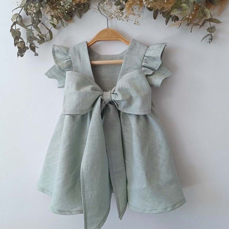 Robe de fille de fleur avec larc, fille de robe de linge rustique, robe boho de filles de printemps, linge de fille de bébé de mariage de robe, bébé de robe de fille de fleur. image 3