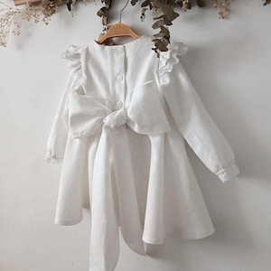 Weißes Taufkleid Baby Mädchen langarm, Vintage Kleid mit Spitze und großer Schleife hinten, elegante festliche Zeremonie Kleidung.