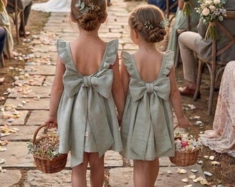 Grünes mintgrünes Blumenmädchenkleid, rustikales Leinenkleid für Mädchen, Boho-Frühlingskleid für Mädchen, Leinenkleid für Babys zur Hochzeit.