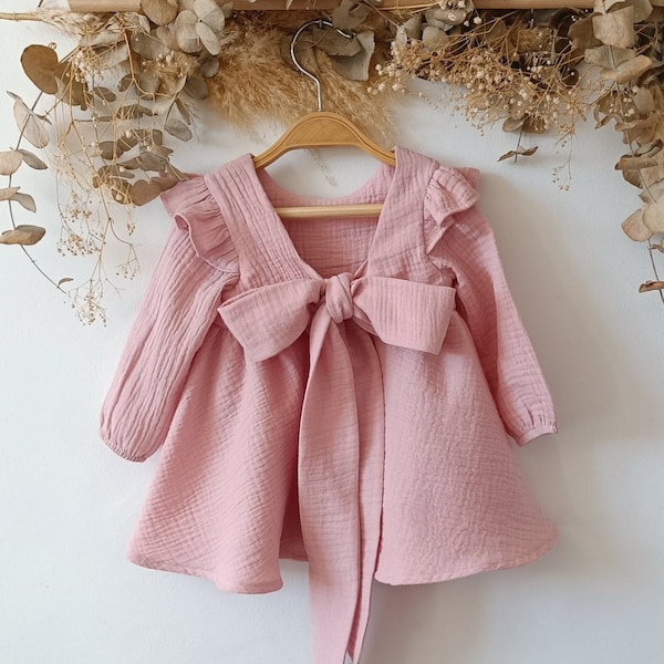 Robe de fille de fleur à manches longues, mousseline de robe de fille de bébé, robe de bébé rose poudré, robe de bébé à manches longues, bébé de robe rose poussiéreuse.