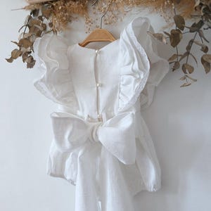 Pagliaccetto battesimo bambina in lino bianco, bubble romper con fiocco, outfit cerimonia fatto a mano, stile boho.