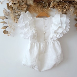 Robe de baptême en lin blanc, robe Bubble bébé fille, robe baptême baptême lin boho, Baby wedding romper, Cake smash boho tenue. romper