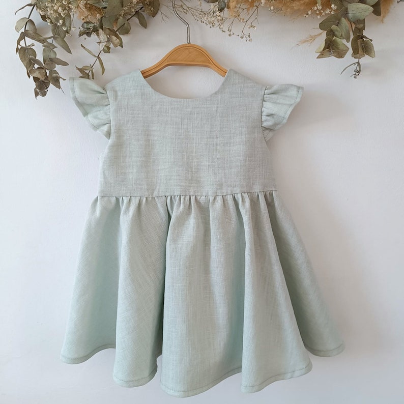 Robe de fille de fleur avec larc, fille de robe de linge rustique, robe boho de filles de printemps, linge de fille de bébé de mariage de robe, bébé de robe de fille de fleur. image 4