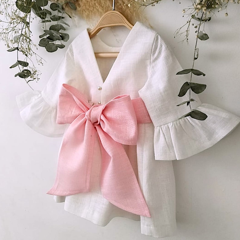 Weißes Blumenmädchenkleid, Kleinkind-Hochzeitsoutfit, Besondere Kleider Mädchen, Blumenmädchenkleid aus Leinen Öko-Tex. pink bow dress