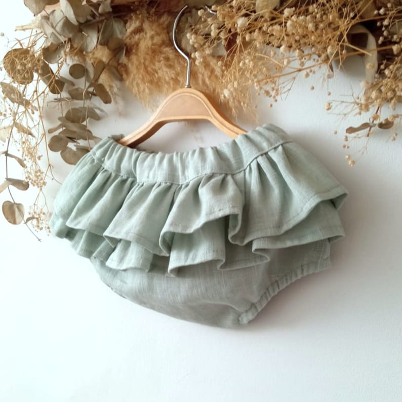 Robe de fille de fleur vert menthe, robe pour tout-petits menthe, barboteuse à volants pour bébé fille, barboteuse en lin menthe, tenue Cake smash. bloomer mint