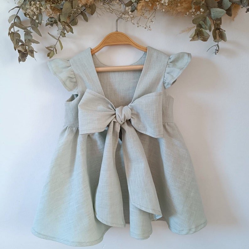 Robe de fille de fleur avec larc, fille de robe de linge rustique, robe boho de filles de printemps, linge de fille de bébé de mariage de robe, bébé de robe de fille de fleur. image 1