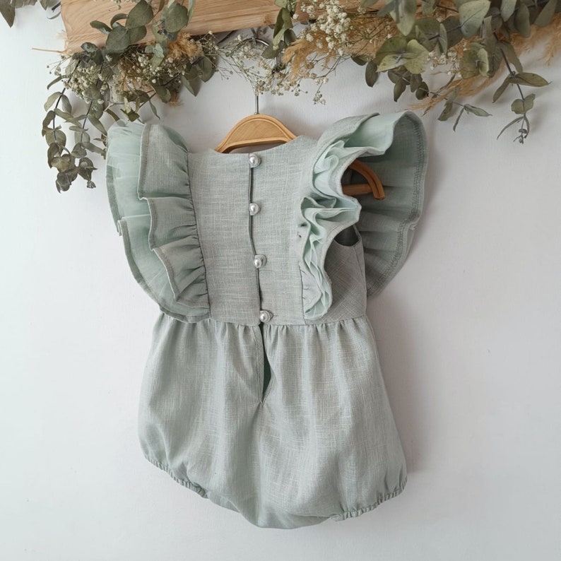 Robe de fille de fleur avec larc, fille de robe de linge rustique, robe boho de filles de printemps, linge de fille de bébé de mariage de robe, bébé de robe de fille de fleur. Romper mint