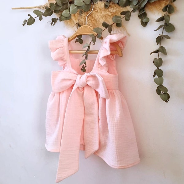 Outfit Frühlingskleid rosa, Bio-Musselin Kleid, rosa Latzhose Baby Mädchen, rosa Rüschen Sommerkleid Baby Mädchen, Mädchen Baumwollkleid Musselin.