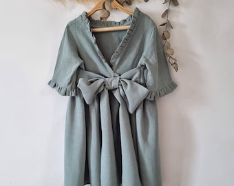 Salbeigrünes Boho-Blumenmädchenkleid, Herbstkleid für Mädchen, rustikales Leinenkleid für Mädchen, Minzkleid für Kleinkinder, Boho-Outfit zum ersten Geburtstag.