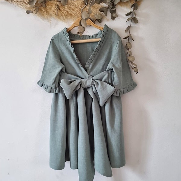 Robe de fille de fleur boho vert sauge, robe d'automne pour les filles, robe en lin rustique pour les filles, robe à la menthe pour les tout-petits, tenue de premier anniversaire boho.