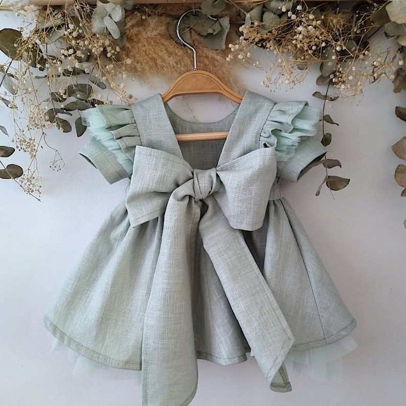 Robe de fille de fleur avec larc, fille de robe de linge rustique, robe boho de filles de printemps, linge de fille de bébé de mariage de robe, bébé de robe de fille de fleur. dress tul