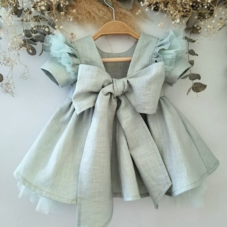 Robe de fille de fleur vert menthe, robe pour tout-petits menthe, barboteuse à volants pour bébé fille, barboteuse en lin menthe, tenue Cake smash. Dress tul mint