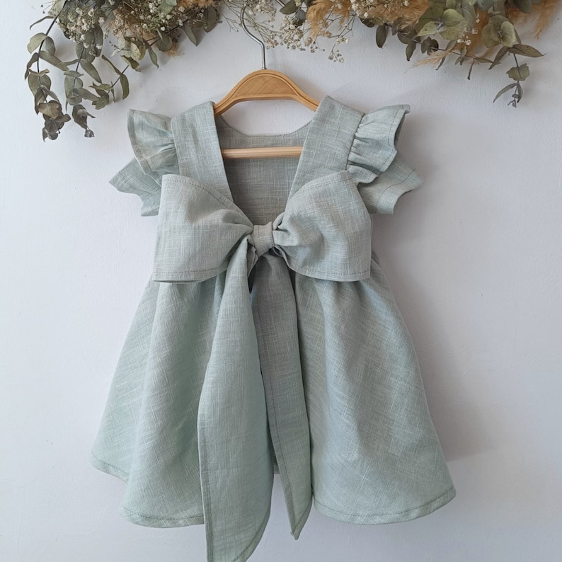 Robe de fille de fleur vert menthe, robe pour tout-petits menthe, barboteuse à volants pour bébé fille, barboteuse en lin menthe, tenue Cake smash. short sleeve mint