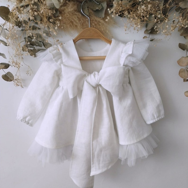 Robe de baptême bébé fille, robe de demoiselle dhonneur bébé blanc, robe en lin fille rustique, robe boho filles de printemps, robe mariage bébé fille linge. tul long sleeve