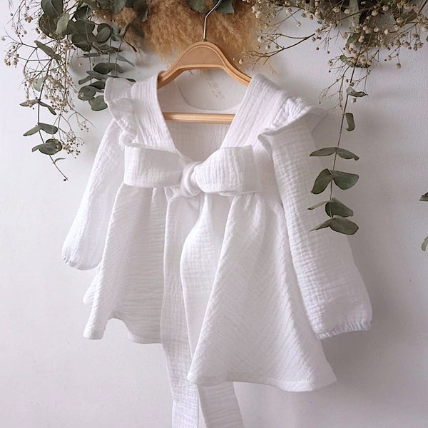 Weißes Blumenmädchenkleid, Baby-Mädchen-Boho-Kleid, Taufkleid für Baby-Mädchen, Bio-Babykleidung, rustikales Blumen-Baby-Mädchen.