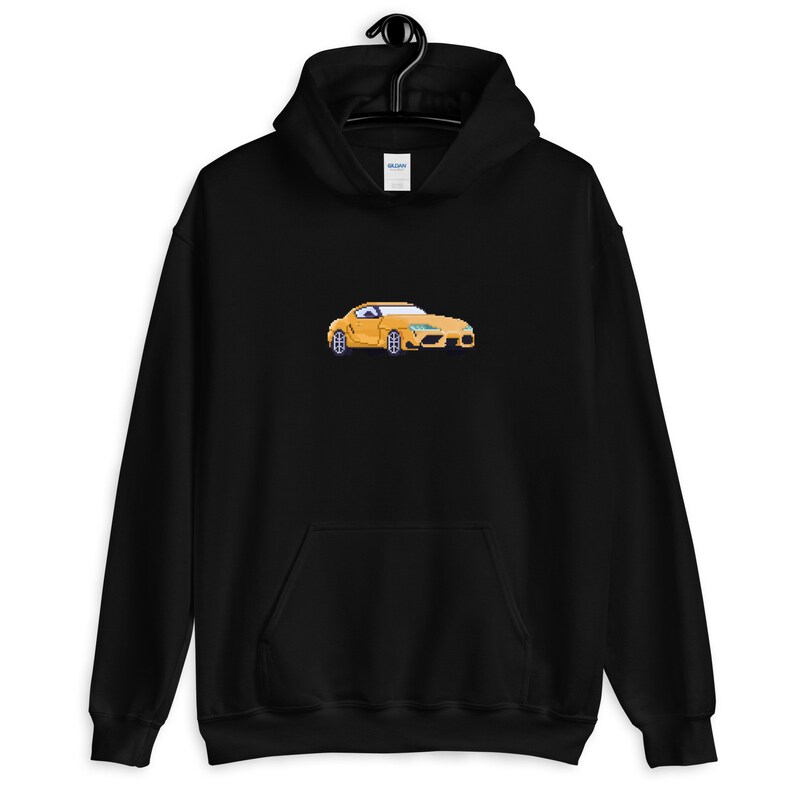 Pode incluir: Um moletom preto com um gr&aacute;fico de um carro amarelo na frente. O carro &eacute; um carro esportivo com um perfil baixo e um design elegante.