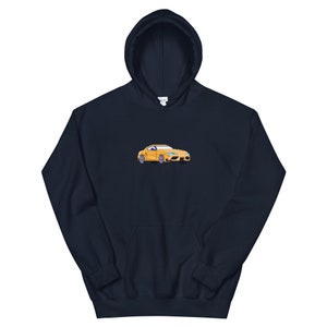 Pode incluir: Um moletom azul marinho com um gr&aacute;fico de carro amarelo na frente.