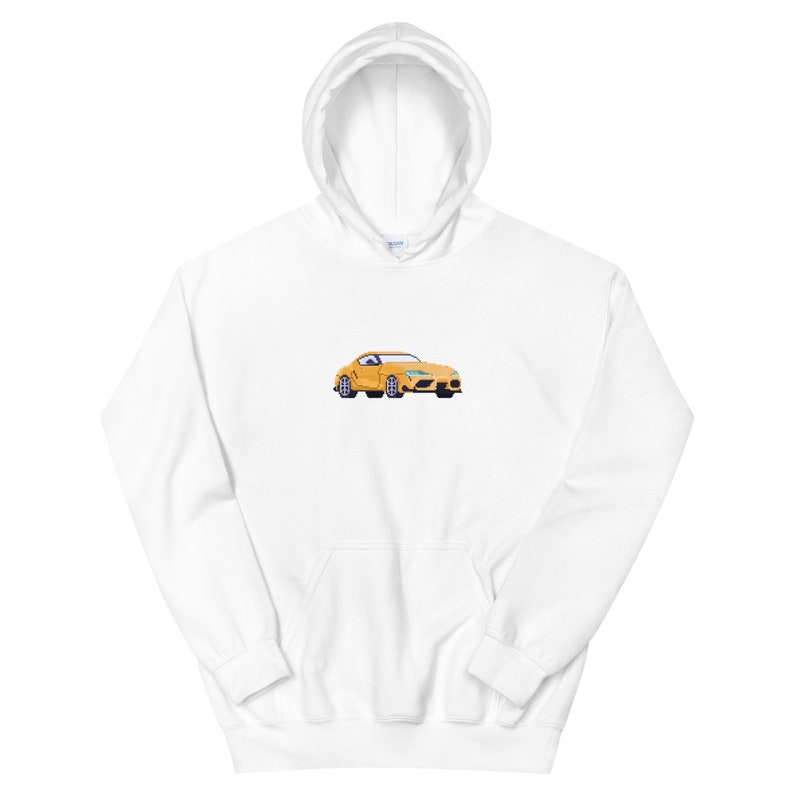 Pode incluir: Moletom branco com capuz com um gr&aacute;fico de carro amarelo na frente.