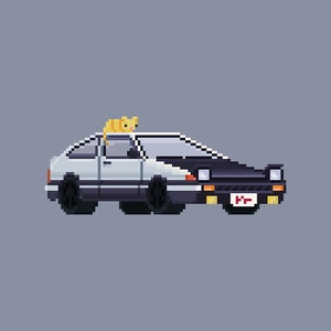 Puede incluir: Un coche de pixel art blanco y negro con un gato amarillo sentado en el techo. El coche tiene una matrícula roja con el texto "H-R" en ella.