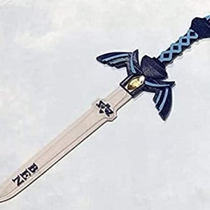Puede incluir: Una espada decorativa con una hoja de color claro y una empuñadura azul oscuro. La empuñadura presenta un patrón de diamantes y detalles en azul. La palabra "BEN" está impresa en la hoja.
