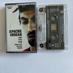 Peut inclure: Une cassette audio noire avec une photo d'un homme sur la face avant. La cassette est intitulée "Apache Indian and Tim Dog Make Way for the Indian".