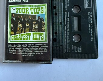 Może przedstawiać: Winylowa kaseta z albumem Greatest Hits zespołu Four Tops. Na obudowie kasety znajduje się tytuł albumu i zdjęcie zespołu. Kaseta jest czarna z tytułem albumu i informacjami z etykiety.