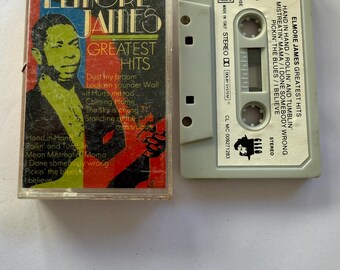 Może przedstawiać: Kaseta Elmore James "Greatest Hits". Okładka albumu przedstawia portret Jamesa i tytuły piosenek, takich jak "Rollin' and Tumblin'". Kaseta jest jasnoszara.