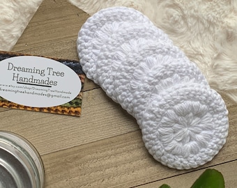 Peut inclure: Six ronds de coton crochetés blancs, également appelés tampons démaquillants, sur une surface en bois. La carte de visite de "Dreaming Tree Handmades" est visible sur l'image. La carte comprend l'adresse du site Web www.etsy.com/shop/DreamingTreeHandmade et l'adresse e-mail dreamingtreehandmades@gmail.com.