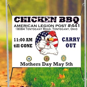 Puede incluir: Un cartel blanco con texto azul y rojo anunciando una barbacoa de pollo organizada por el American Legion Post #441. El cartel incluye la dirección, la fecha, la hora y las palabras "Carry Out". Un pollo de dibujos animados con el pulgar hacia arriba aparece en el cartel.