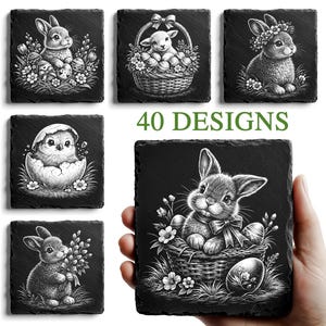 Könnte beinhalten: Sechs schwarze Schieferuntersetzer mit Oster-Illustrationen. Die schwarz-weißen Designs zeigen Hasen, ein Lamm und ein Küken. Ein Untersetzer wird gehalten, der einen Hasen in einem Korb zeigt. Der Text "40 DESIGNS" ist sichtbar.