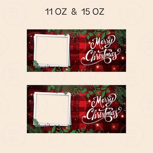 Op de afbeelding: Twee kerstmokontwerpen. Elk heeft een wit frame, de woorden "Merry Christmas" in elegant schrift en feestelijk groen tegen een rode geruite achtergrond. De tekst "11 OZ & 15 OZ" staat bovenaan.