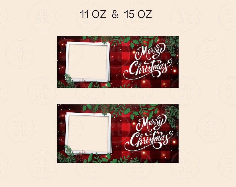 Op de afbeelding: Twee kerstmokontwerpen. Elk heeft een wit frame, de woorden "Merry Christmas" in elegant schrift en feestelijk groen tegen een rode geruite achtergrond. De tekst "11 OZ & 15 OZ" staat bovenaan.