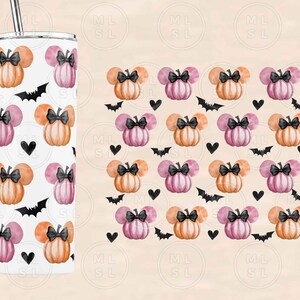 Peut inclure: Un gobelet blanc avec une paille noire et un motif de citrouilles roses et orange avec des n&oelig;uds noirs et des chauves-souris. Le gobelet a un fond blanc et le motif est r&eacute;p&eacute;t&eacute; sur tout le gobelet.