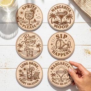 Könnte beinhalten: Sechs runde Holzuntersetzer mit lasergravierten Illustrationen von Cocktails und Strandszenen. Der Text umfasst Spritz Please, Margarita Mood, Rum Away With Me, Sip Happens, Long Drink Short Vacation und Margarita Made Me Do It.