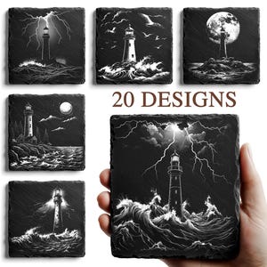 Può includere: Set di 20 sottobicchieri in ardesia nera con disegni incisi in bianco di fari in varie ambientazioni, tra cui mari tempestosi, acque calme e luna piena. Il testo "20 DESIGNS" è stampato in bianco su sfondo nero.