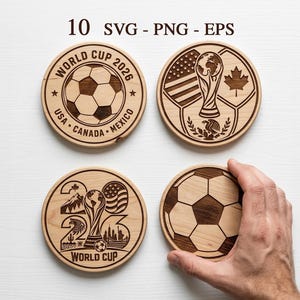 Op de afbeelding: Vier ronde houten onderzetters met lasergegraveerde ontwerpen voor het WK 2026. De afbeeldingen bevatten een voetbal, de WK-trofee, nationale vlaggen en de tekst World Cup 2026 USA Canada Mexico. De set is gelabeld met 10 SVG PNG EPS.