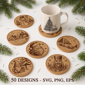 Könnte beinhalten: Eine Sammlung runder Holzuntersetzer mit eingravierten Feiertagsmotiven, darunter ein Schneemann, der Weihnachtsmann und ein Weihnachtsbaum. Eine weiße Tasse mit einem Weihnachtsbaumdesign steht auf einem Untersetzer. Der Text "50 DESIGNS - SVG, PNG, EPS" befindet sich unten.
