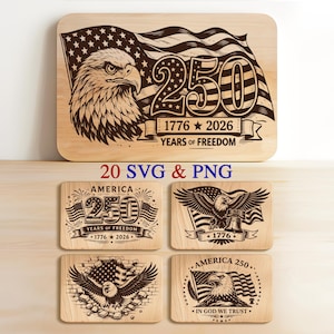 Può includere: Tagliere in legno con un disegno inciso raffigurante un'aquila, la bandiera americana e il testo "250 1776 2026 YEARS OF FREEDOM". Sono presenti anche quadrati di legno più piccoli con disegni patriottici.