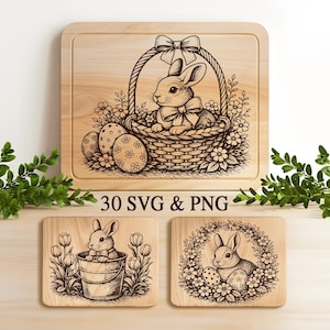 Könnte beinhalten: Holzschneidebrett mit einem gravierten Osterhasen-Design in einem Korb, umgeben von Blumen und Ostereiern. Enthält zwei kleinere Holzuntersetzer mit Hasen- und Blumendesigns. Der Text auf dem Brett lautet "30 SVG & PNG".