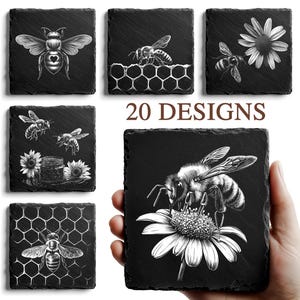Op de afbeelding: Set zwarte leistenen onderzetters met witte gegraveerde bijen- en bloemontwerpen. De onderzetters tonen verschillende bijenillustraties, honingraatpatronen en bloemelementen. De tekst "20 DESIGNS" is ook zichtbaar.