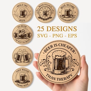 Könnte beinhalten: Holzuntersetzer mit Bier-Designs. Die Untersetzer zeigen verschiedene Illustrationen von Bierkrügen, Uhren und humorvollen Sprüchen wie "Beer is cheaper than therapy". Das Bild enthält auch den Text "25 DESIGNS SVG - PNG - EPS".