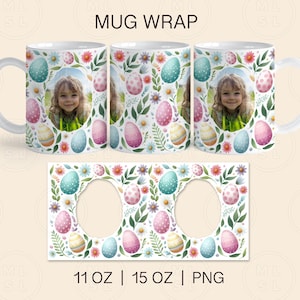Op de afbeelding: Een witte keramische mok met een kleurrijk paasei-ontwerp. De mok heeft een foto-inzetgebied met een foto van een kind. De tekst "11 OZ | 15 OZ | PNG" staat gedrukt op de bodem van de mok.