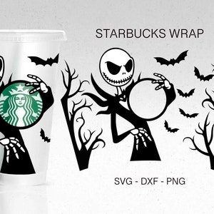 Könnte beinhalten: Ein schwarz-weißer Starbucks-Becher-Wrap mit einer Silhouette von Jack Skellington aus Nightmare Before Christmas, der einen Kreis mit einem Starbucks-Logo darin hält. Der Wrap enthält auch Fledermäuse und Äste.