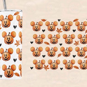 Peut inclure: Un gobelet en acier inoxydable blanc avec un motif de citrouilles orange avec des oreilles de Mickey Mouse et des c&oelig;urs noirs. Le gobelet est dot&eacute; d'une paille et d'un couvercle. L'arri&egrave;re-plan est brun clair.