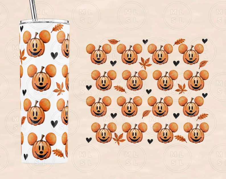 Peut inclure: Un gobelet en acier inoxydable blanc avec un motif de citrouilles orange avec des oreilles de Mickey Mouse et des c&oelig;urs noirs. Le gobelet est dot&eacute; d'une paille et d'un couvercle. L'arri&egrave;re-plan est brun clair.
